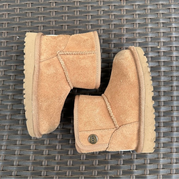 UGG Dannie Boots, Size 10 Toddler, Chestnut Suede, Kids Footwear - Picture 1 of 12